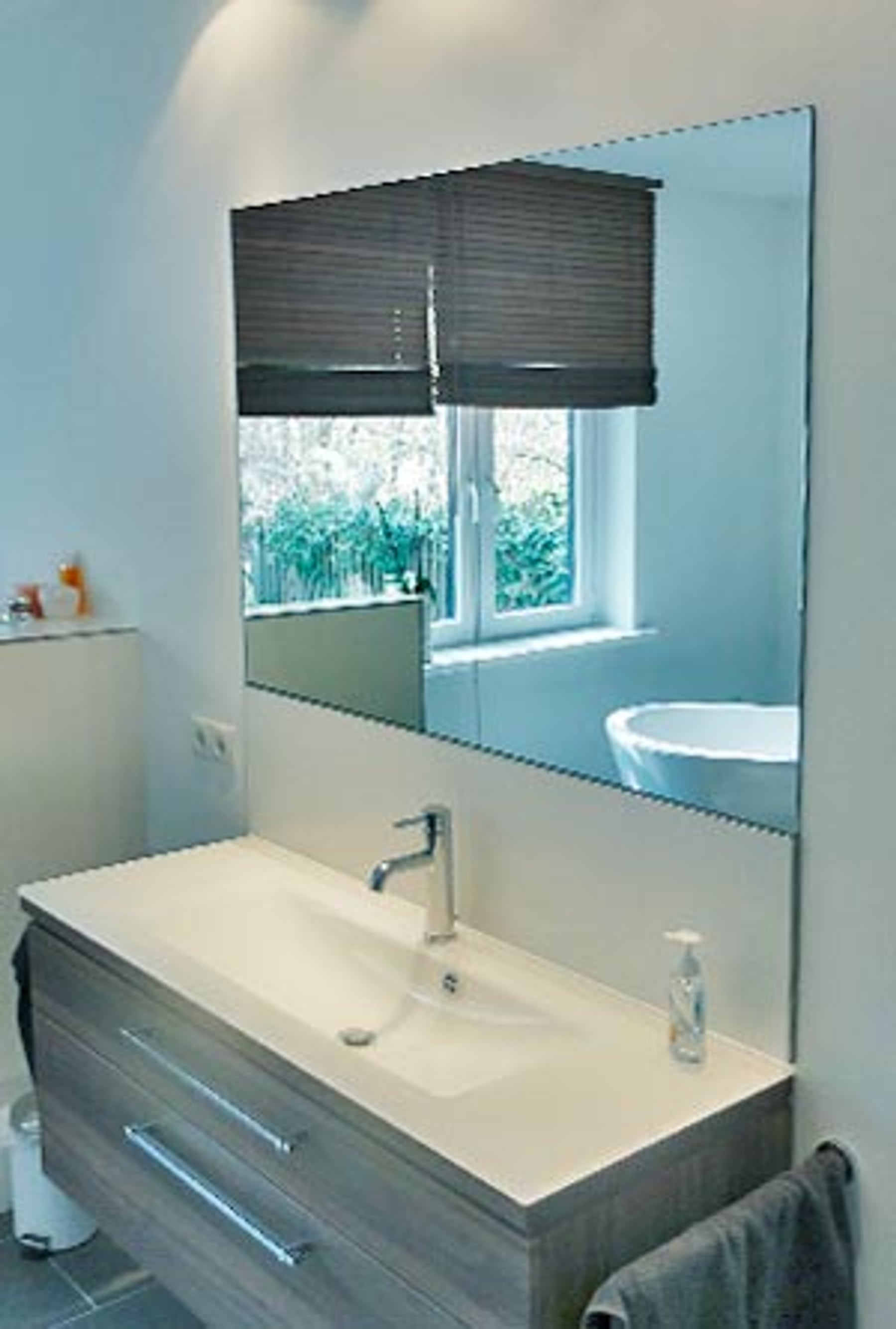 Modernes Badezimmer mit Waschbecken und Spiegel