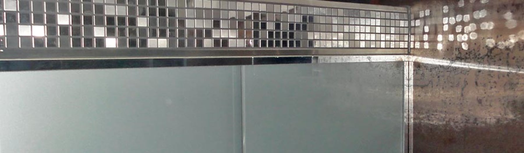 Duschkabine mit Mosaik-Fliesen — Handwerksqualität