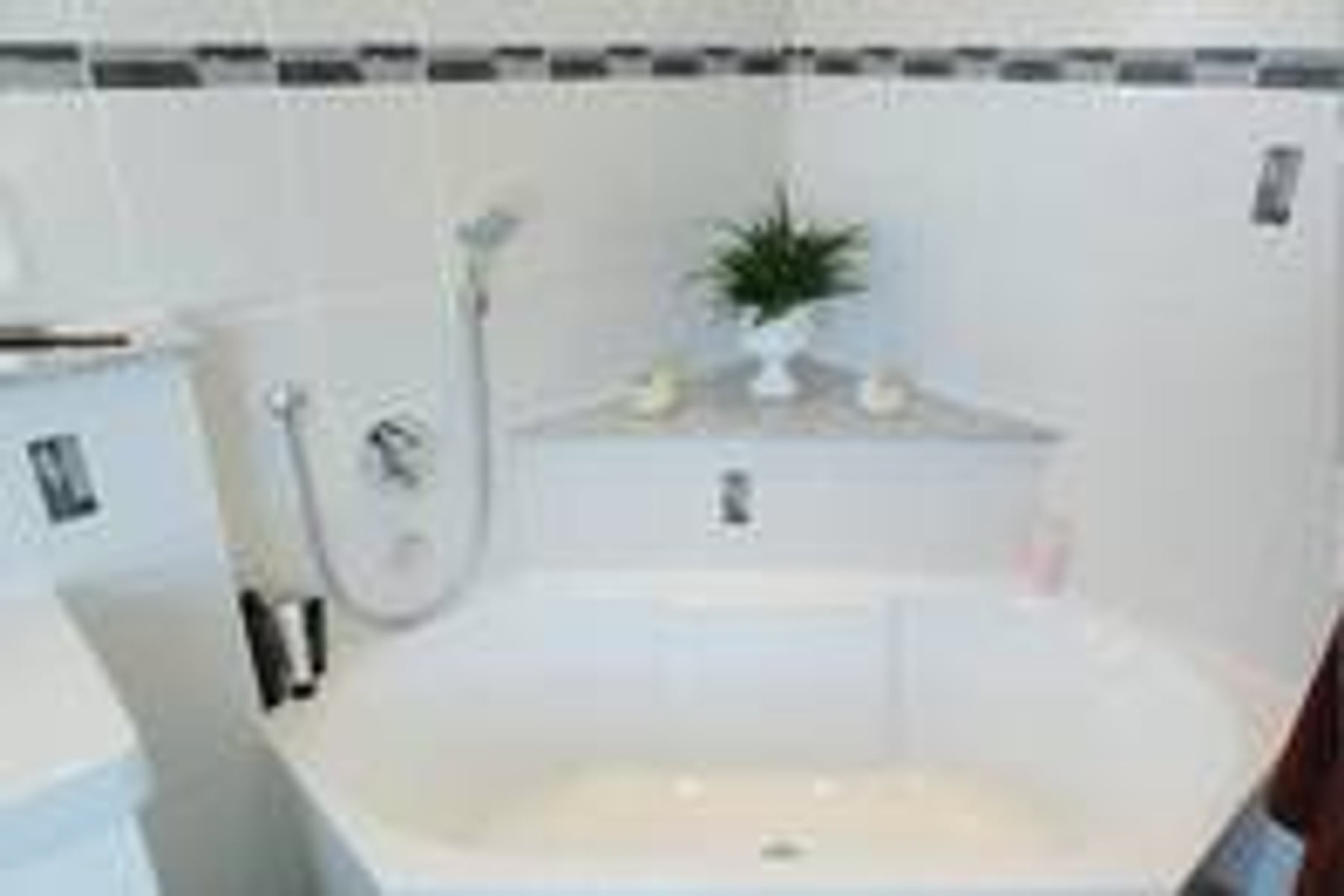Badezimmer mit Badewanne und Dusche — Referenz Czudny
