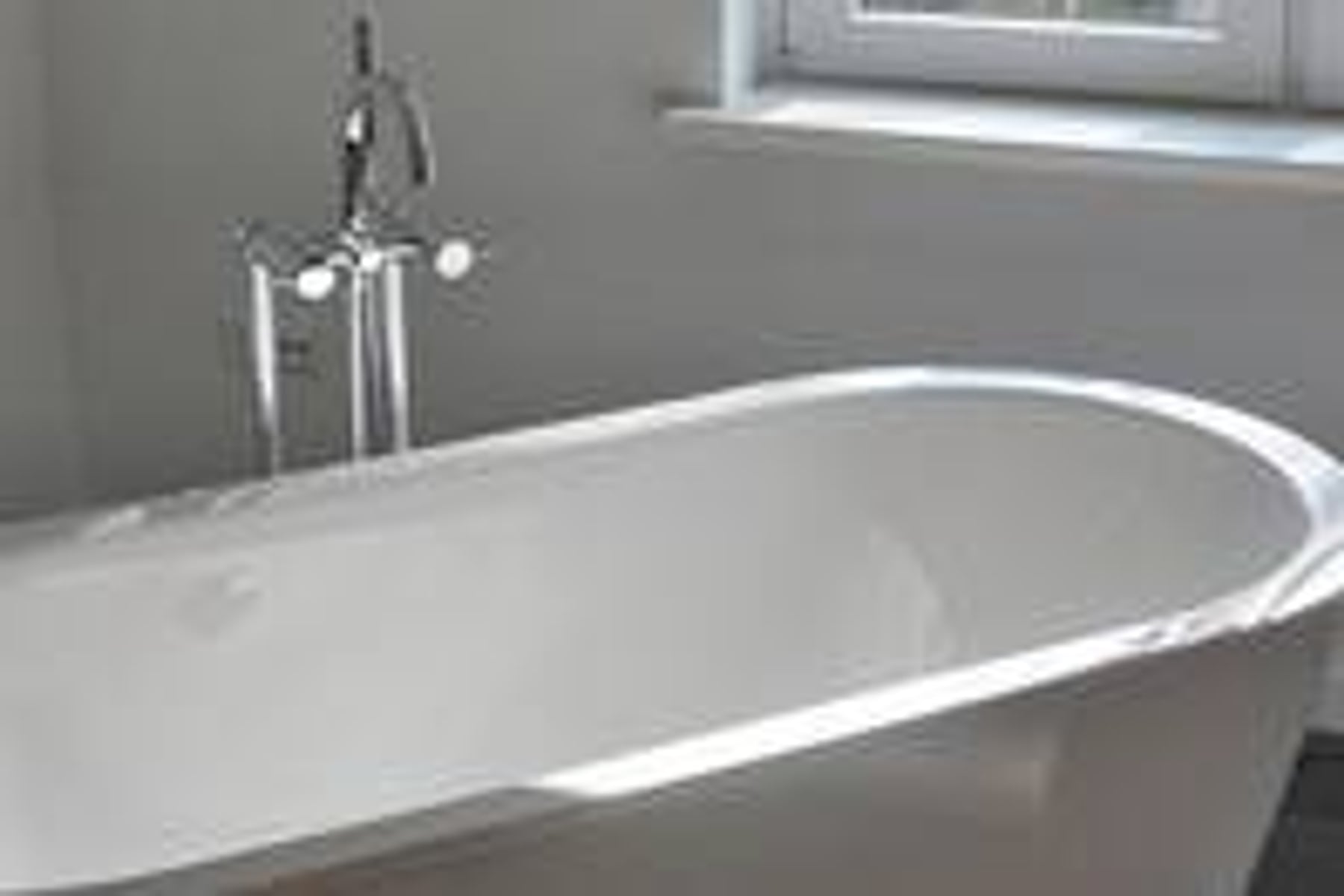 Freistehende Badewanne mit Armatur