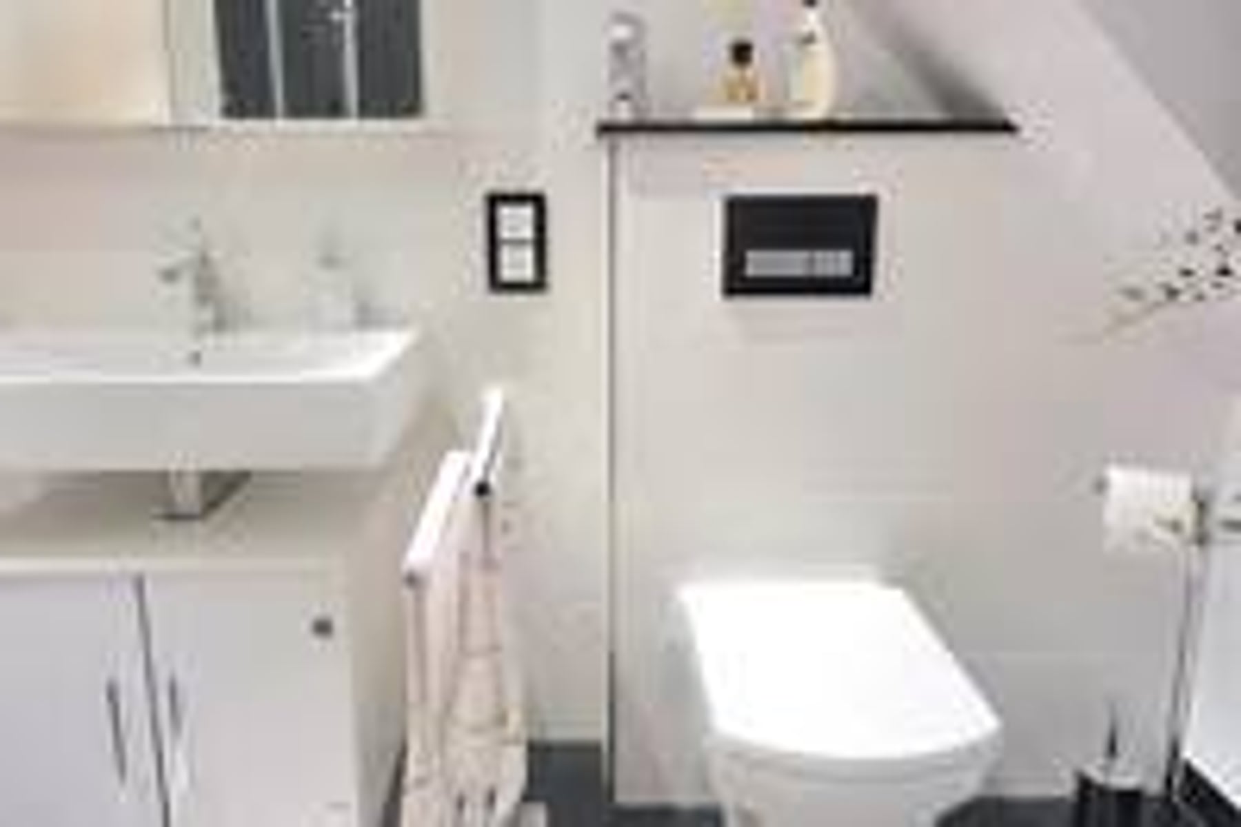 Badezimmer mit WC und Dachschräge