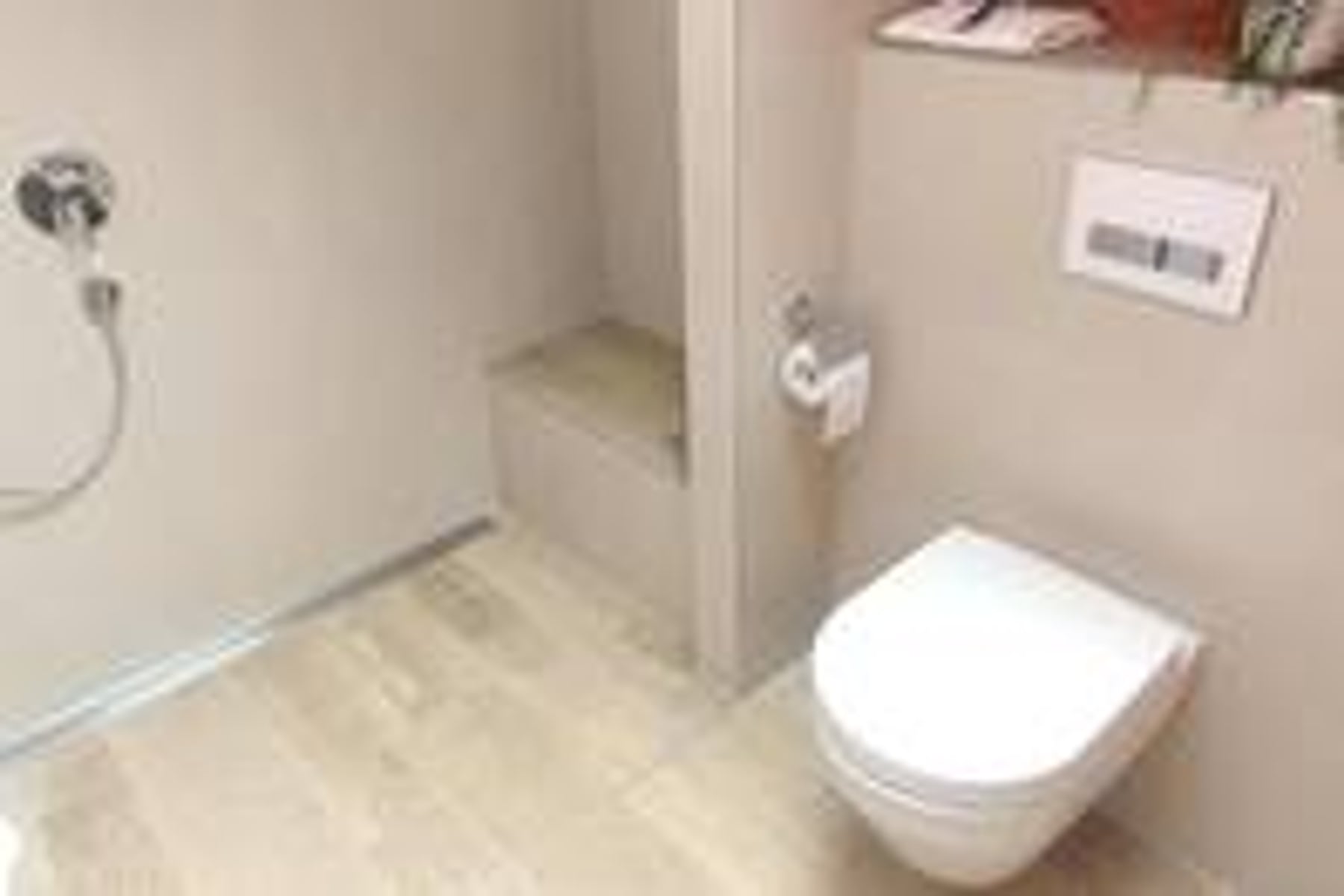 Badezimmer mit WC und Duschbereich